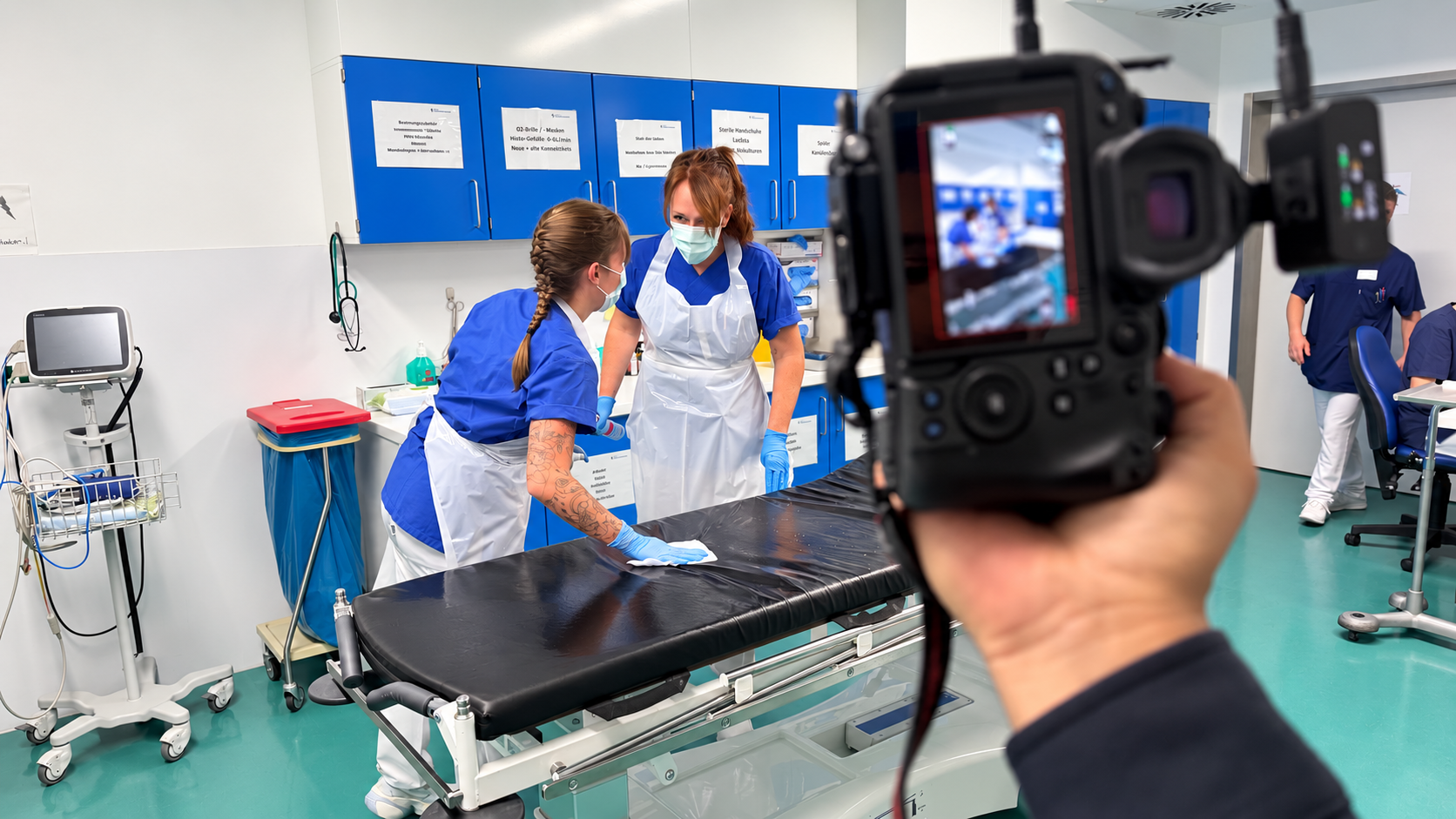 Wir filmen mit der Kamera direkt vor Ort beim Kunden.